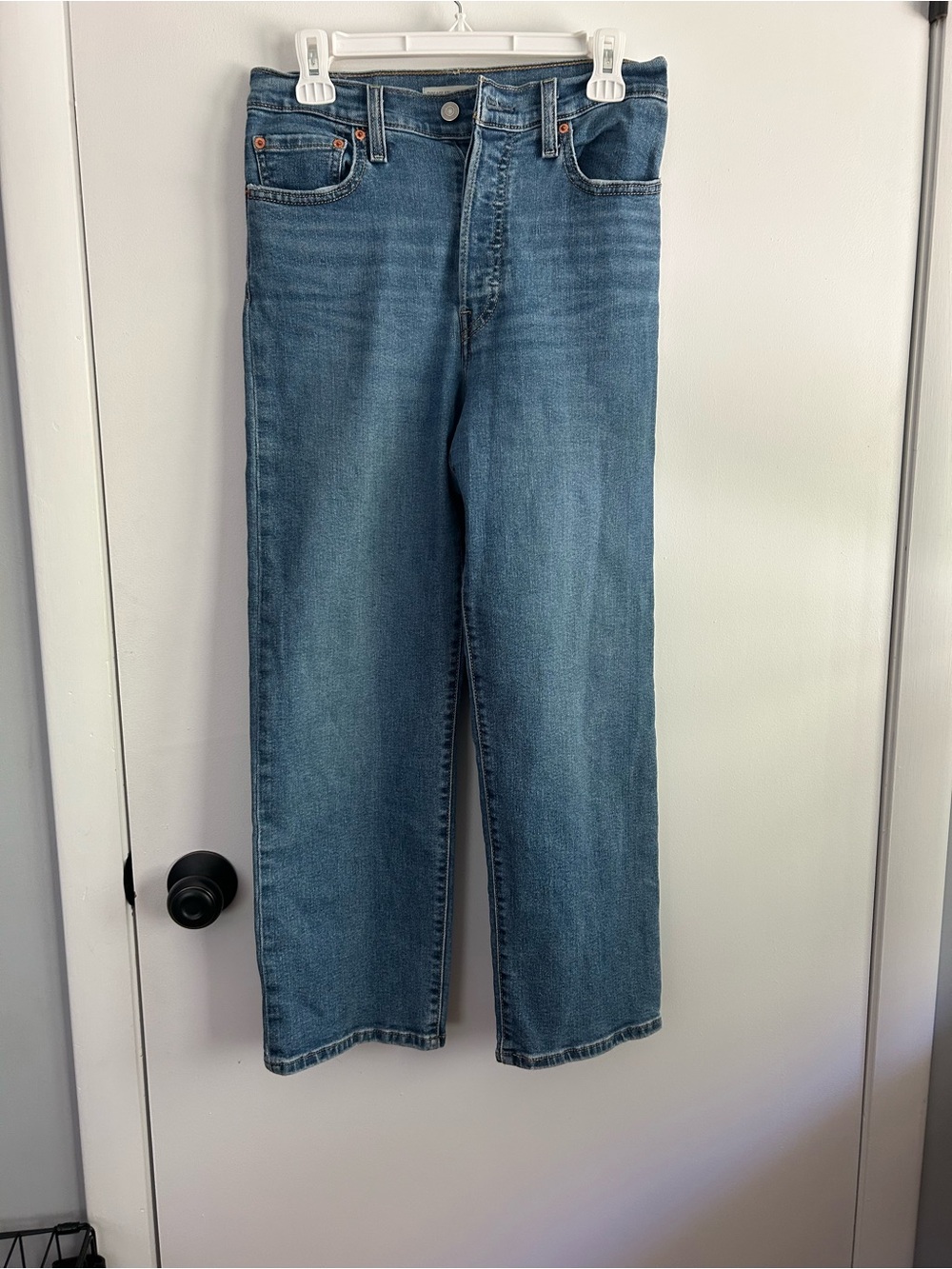 Levi's Straight Leg Women's Jeans in Medium Blue Wash